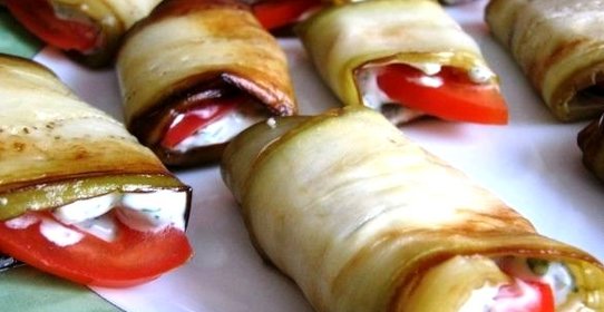 Рулетики из баклажанов с помидорами