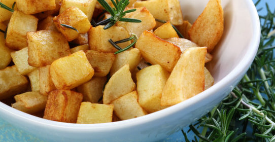 Золотистый картофель с луком и зеленью