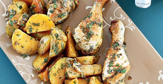 Куриные голени и печеная картошка с зеленой заправкой