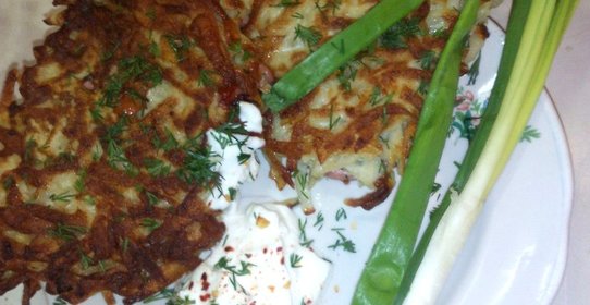 Картофельные драники со шпикачками