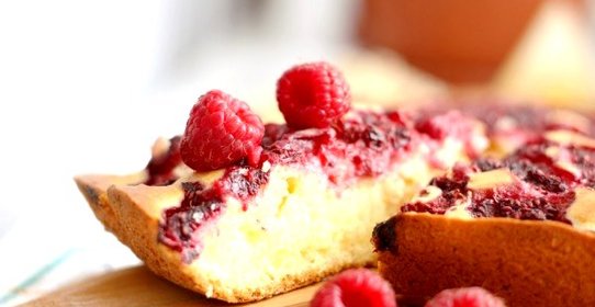 Шарлотка с малиной