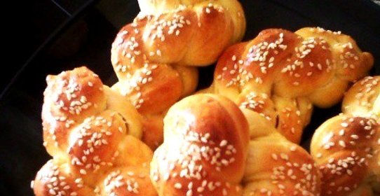 Плетеные булочки с кунжутом
