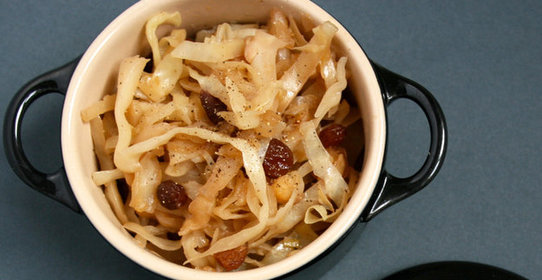 Тушеная капуста с яблоком и изюмом