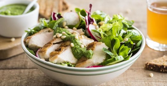 Салат с курицей-гриль и соусом из эстрагона