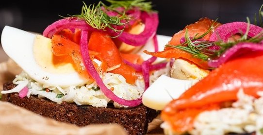 Брускетта с красной рыбой и капустой