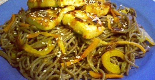 Лапша соба с овощами и сыром тофу под соусом терияки