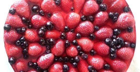 Торт с крекером, клубникой и черникой