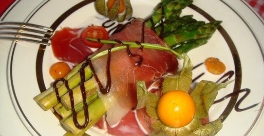 Спаржа в сливочном соусе с хамоном