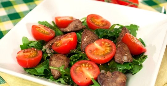 Салат с куриной печенью и помидорами черри