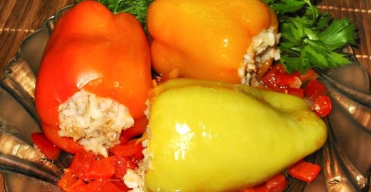 Фаршированный перец на овощной подушке