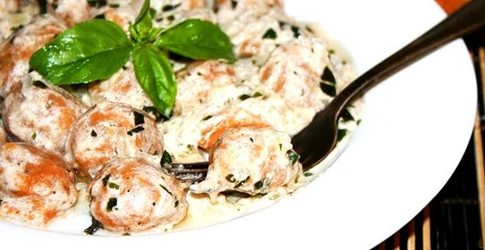 Томатные ньокки с базиликом и сметанным соусом