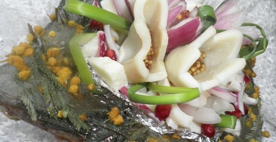 Салат с кальмарами в ледяной чаше