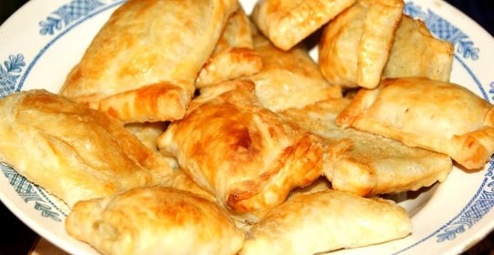 Слоеные пирожки с жареной капустой и луком