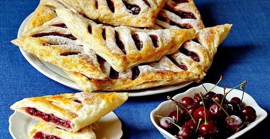 Слойки с вишней