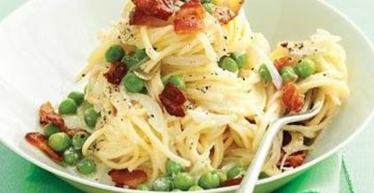 Спагетти с беконом и горохом