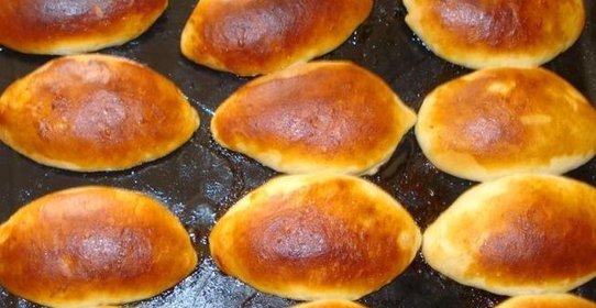 Дрожжевые пирожки с яблоками в духовке