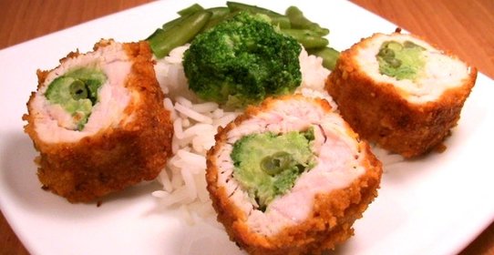 Рулетики из индейки, фаршированные брокколи и стручковой фасолью