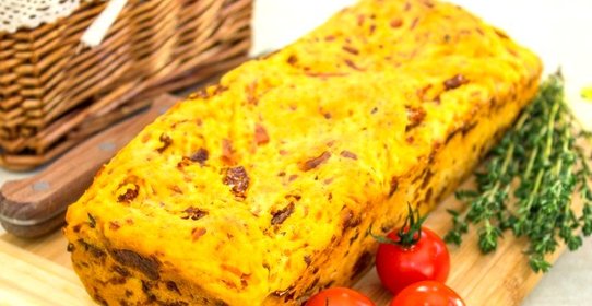 Хлеб с вялеными помидорами, сыром и тимьяном