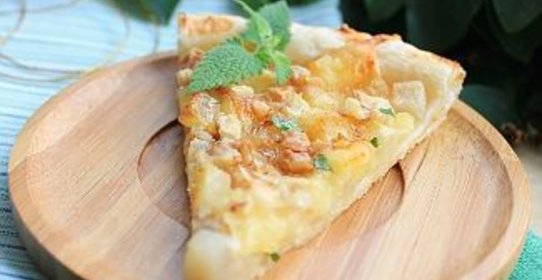 Пирог с грушей, камамбером, орехами и мятой