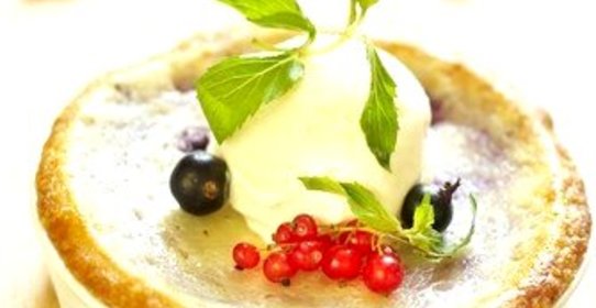 Блины со свежими ягодами по‑датски (Dutch Baby)