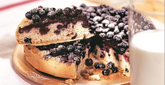 Шарлотка с черникой