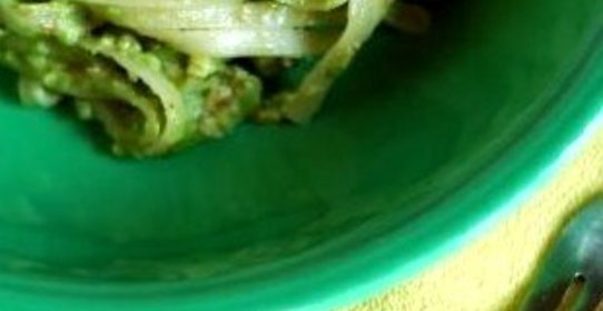 Паста с лососем и песто из цукини