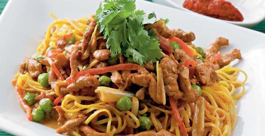 Лапша с бамбуком, свининой и карри