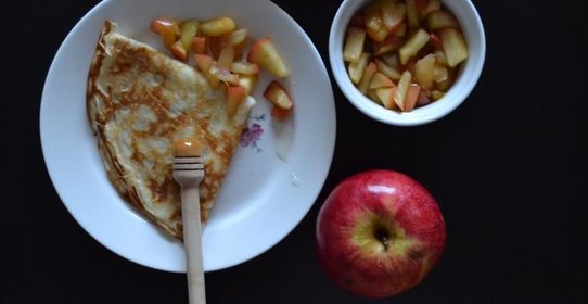 Кокосовые блинчики с карамельными яблоками