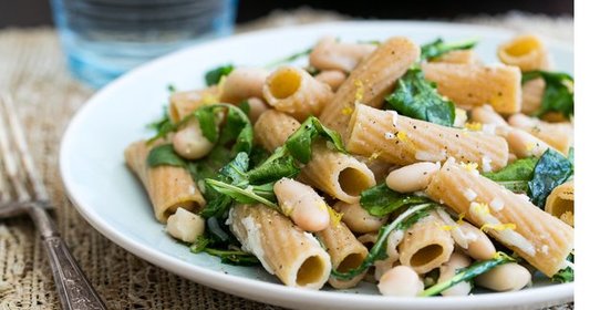 Паста с белой фасолью, лимоном и рукколой