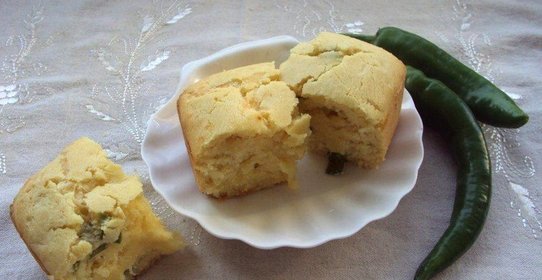 Кукурузный хлеб с сыром и перцем халапеньо