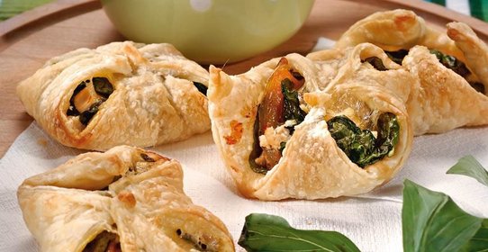 Пирожки с курицей и горчичным соусом