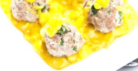 Куриные котлеты с киноа и яблочным соусом