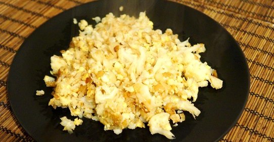 Цветная капуста с луком и яйцом