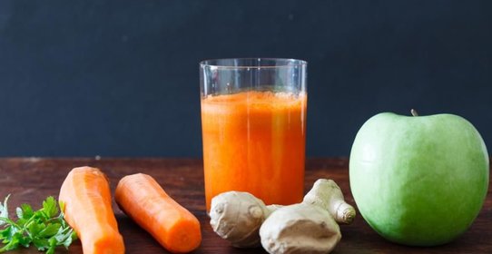 Напиток яблочный с морковью и имбирём