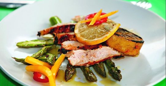 Куриное филе на гриле, маринованное с пряной зеленью, сушенными на солнце помидорами и цедрой цитрусовых