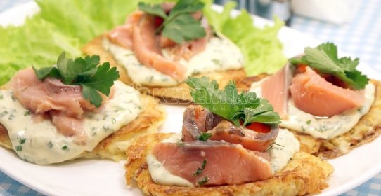 Картофельные драники с лососем