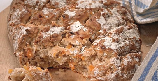 Хлеб с курагой и орехами