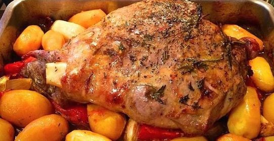 Баранья нога, запеченная с картофелем
