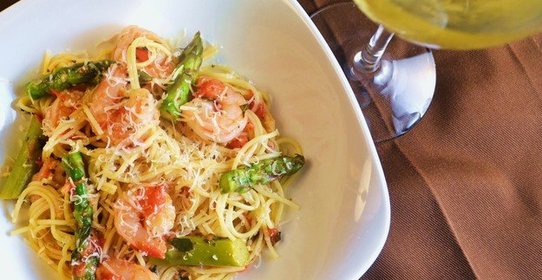 Паста с креветками и спаржей