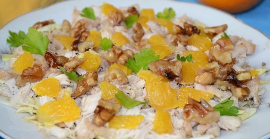 Салат с курицей, апельсином и карамелизированными орехами