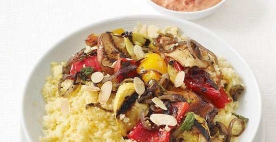 Овощи на гриле с йогуртовом соусом и кускусом