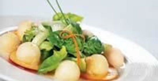 Салат из огурца, дыни и персиков с имбирной заправкой