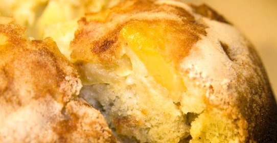 Яблочная шарлотка