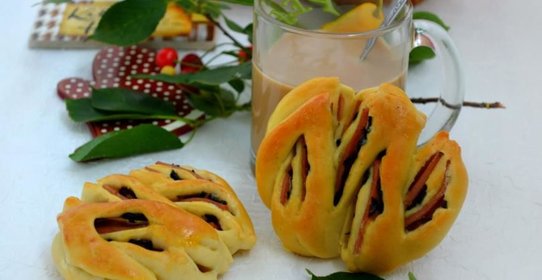 Булочки-тюльпаны с колбасой