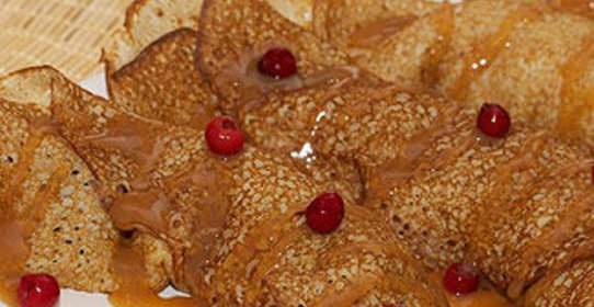 Ажурные блинчики на кефире с карамелизованными яблоками