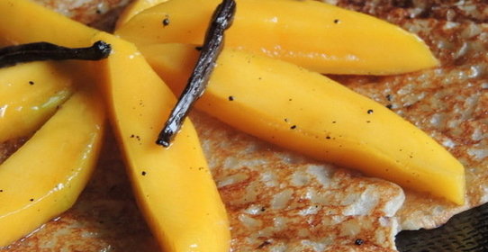 Кокосовые блинчики с манго и ванильным сиропом