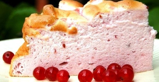 Воздушный белковый торт с ягодами