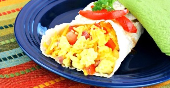 Тортильи с омлетом, беконом и сыром