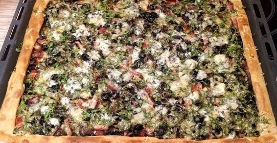 Пицца на бездрожжевом тесте с шампиньонами и голубым сыром