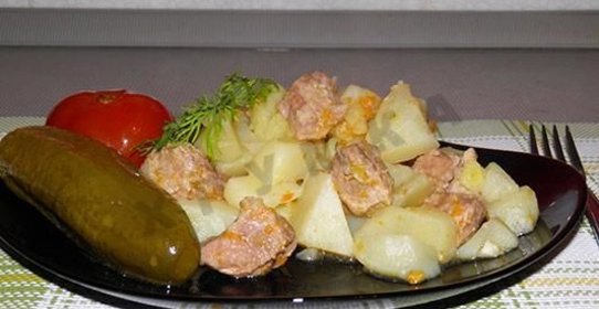 Тушеная картошка с мясом в мультиварке